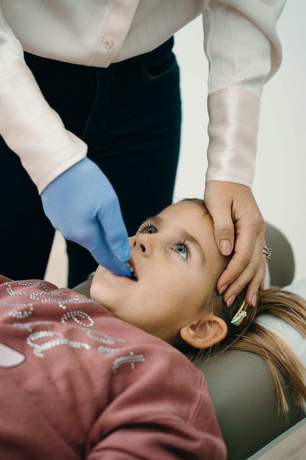 Dentista trabajando con paciente pediátrico